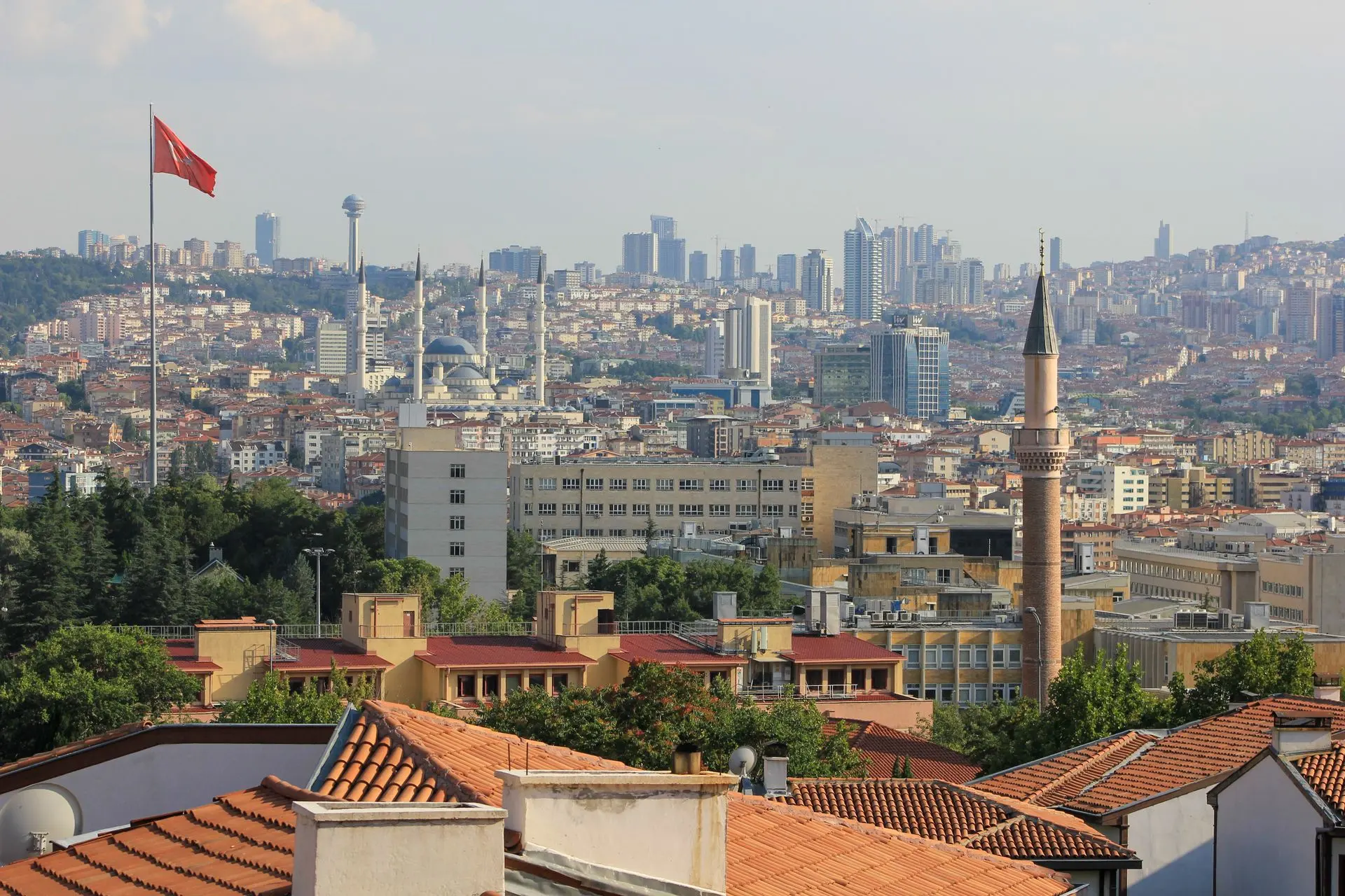 Ankara şehir silueti, minare ve çatılar
