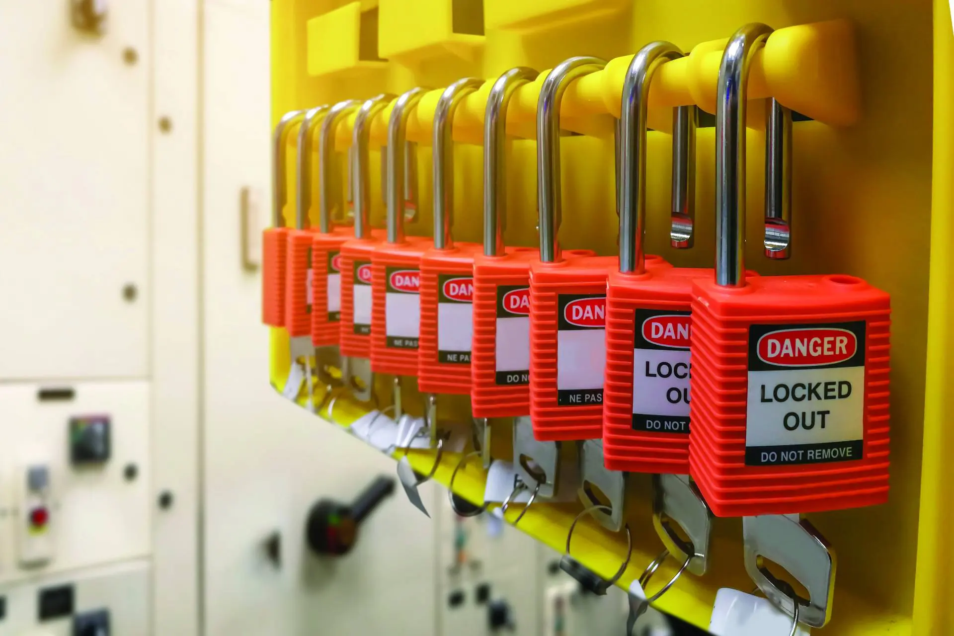 Elektrik panosunda kırmızı kilitleme asma kilitleri ve etiketleri