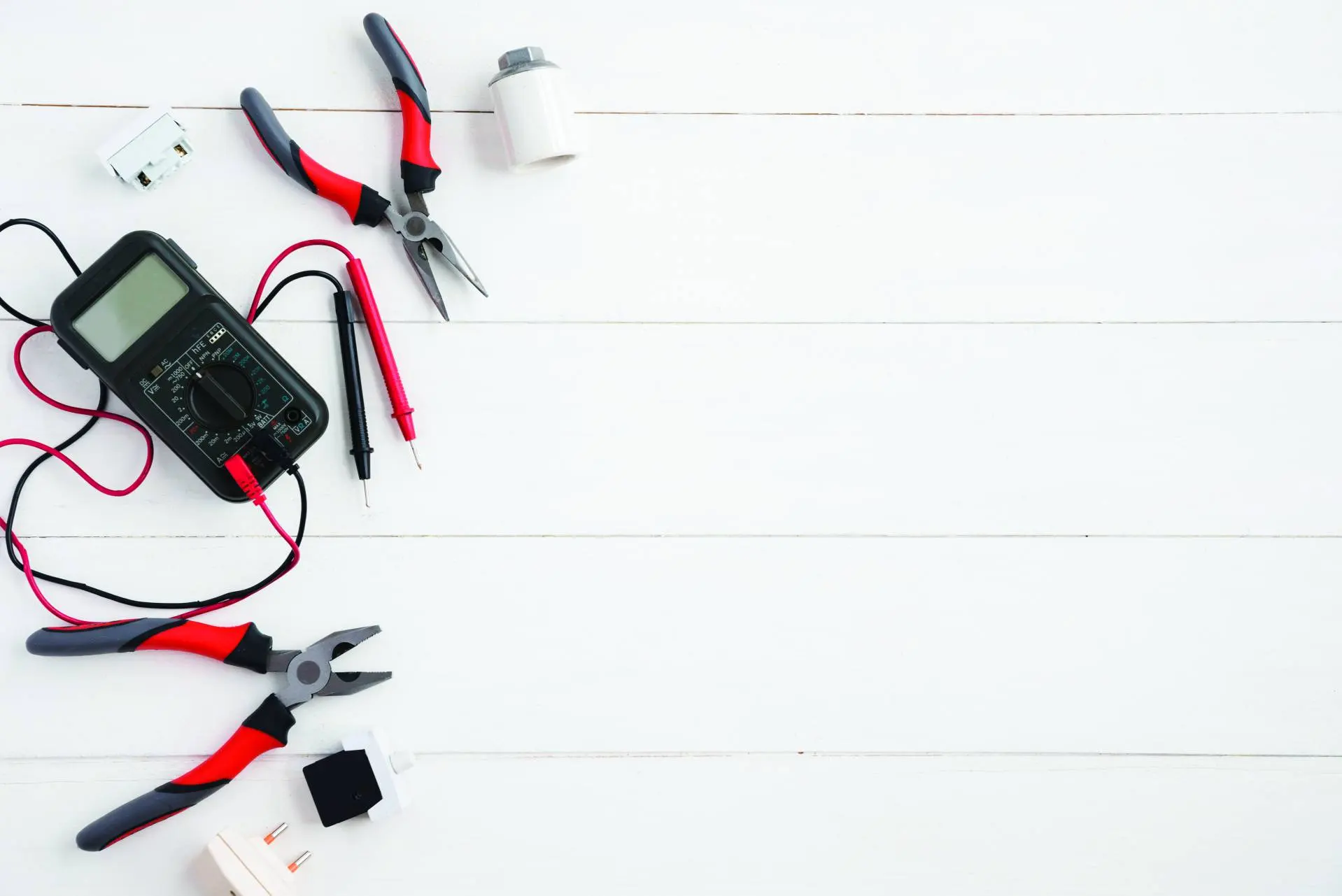 Avometre ve pense gibi elektrik güvenliği ekipmanları