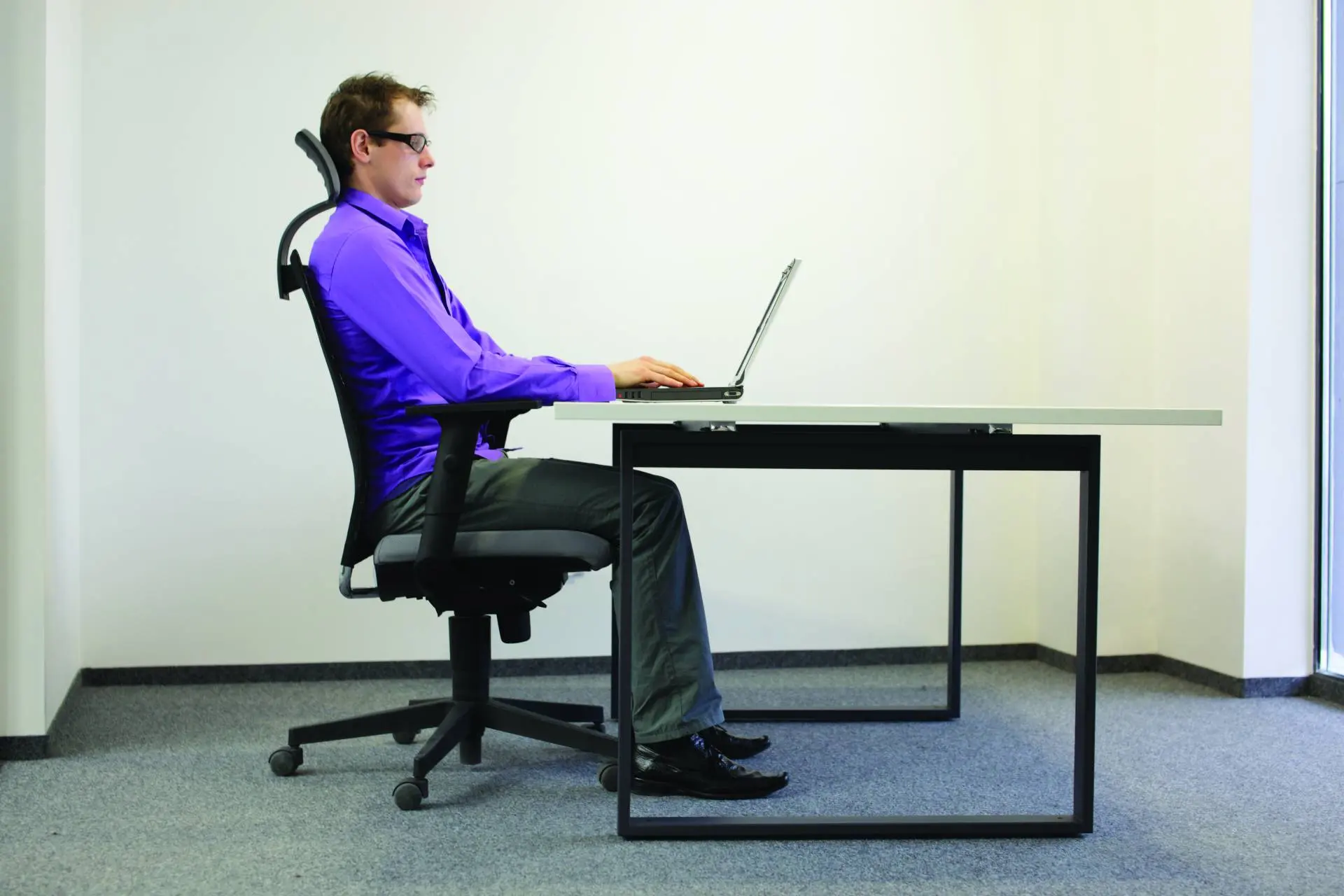 Ergonomik ofis sandalyesinde ve masasında doğru oturuş pozisyonu