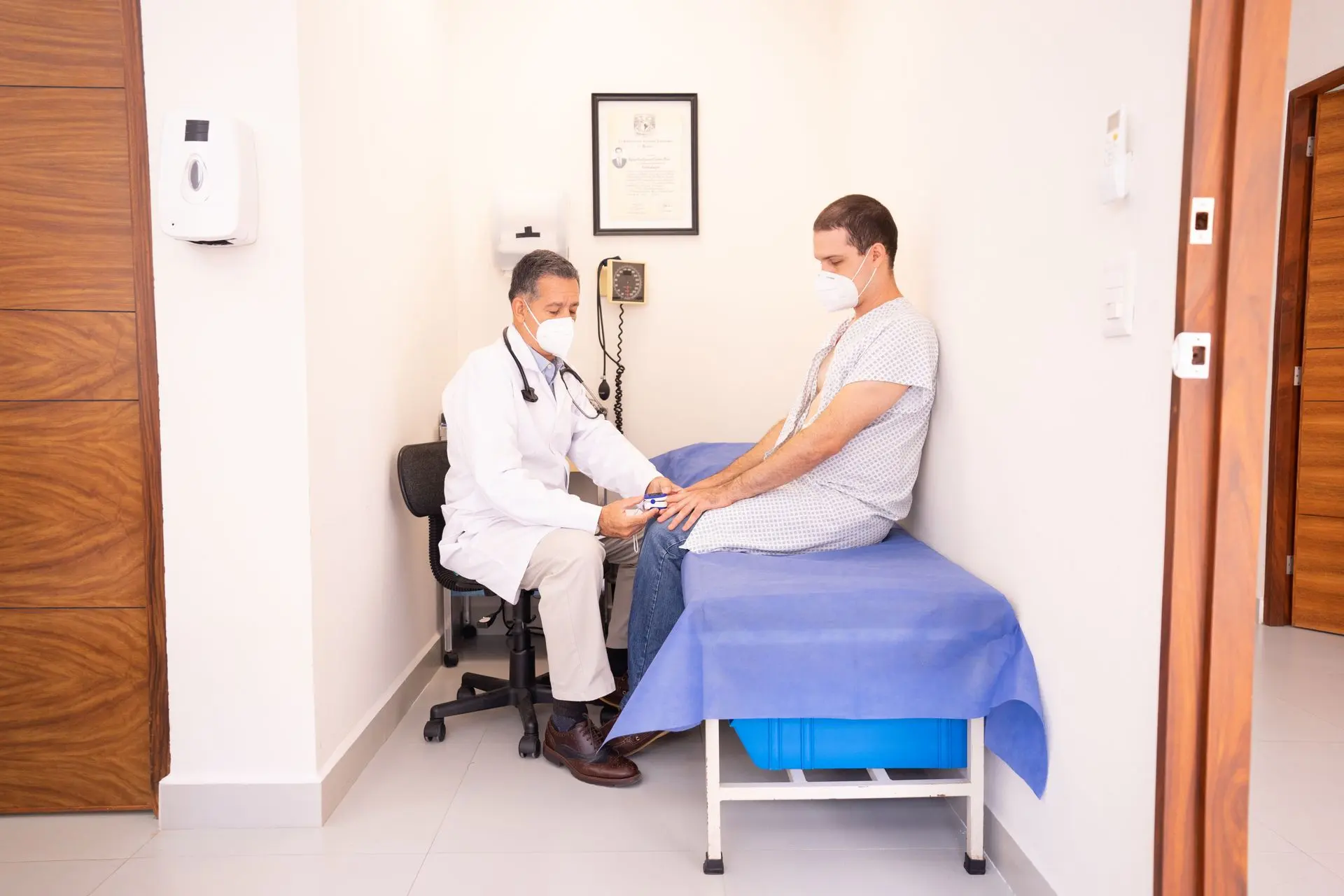 Klinik ortamında bir hastanın muayenesini yapan doktor